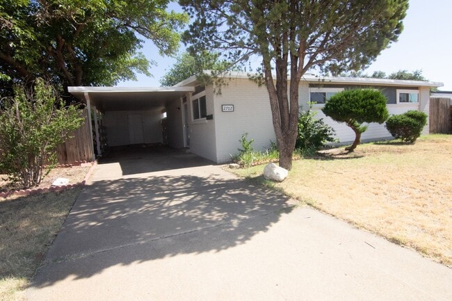 Building Photo - Cute 3 bed 1 bath Large Back Yard