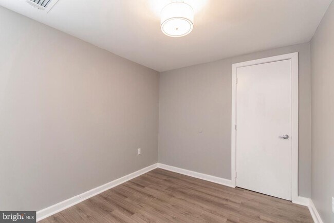 Building Photo - 515 W Girard Ave