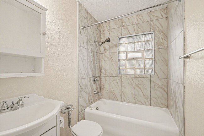 Building Photo - Walkable Capitol Hill Condo | Parking Included