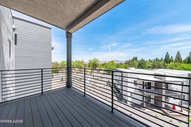 Building Photo - 1517 Golf Club Dr