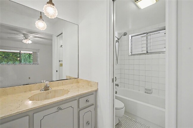 Building Photo - 3501 Inverrary Dr