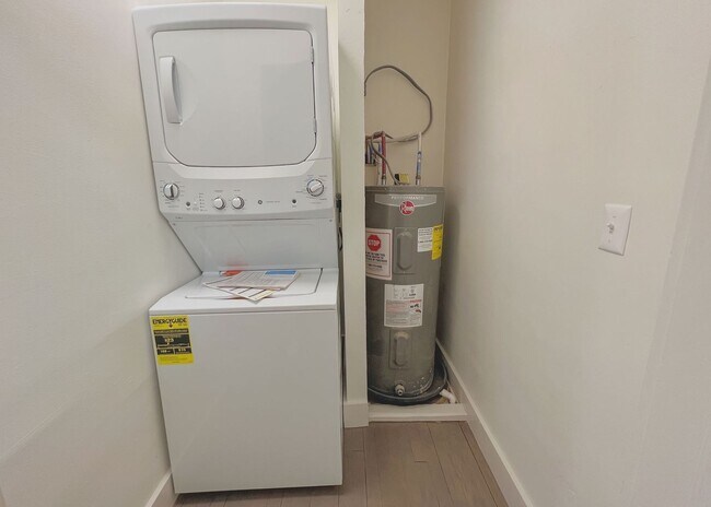 Building Photo - $500 OFF FIRST MONTHS RENT! Charming Duplex on 21st St.