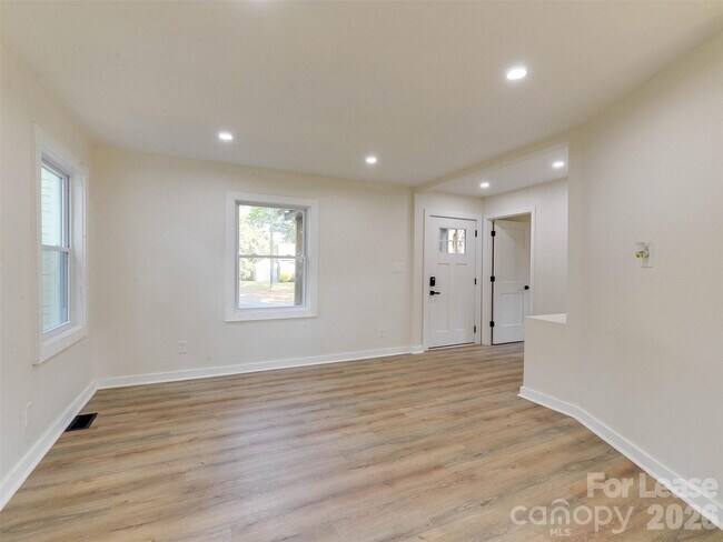 Building Photo - 2721 Mayflower Rd