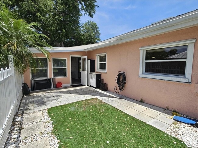 Building Photo - 341 Bayshore Dr