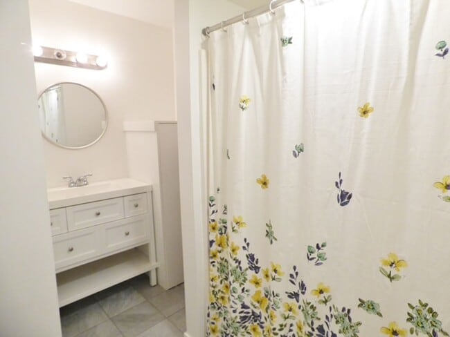 Building Photo - Downtown Living | 1 Bed • 1 Bath Ground-Level Condo | Available August 1!