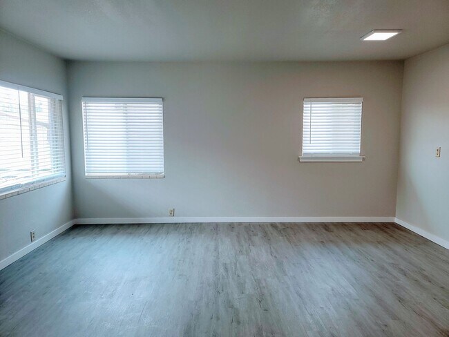 Building Photo - Remodeled 2 bedroom near Midtown