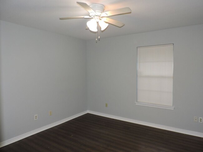 Building Photo - Convenient to interstate, schools & shopping!