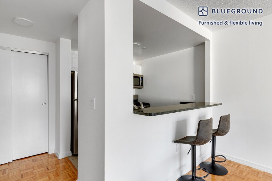 Building Photo - 520 W 48th St