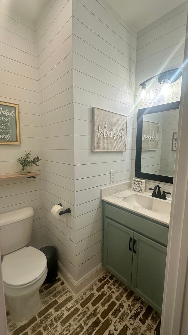 Building Photo - Pet Friendly Three Bedroom with Bonus!