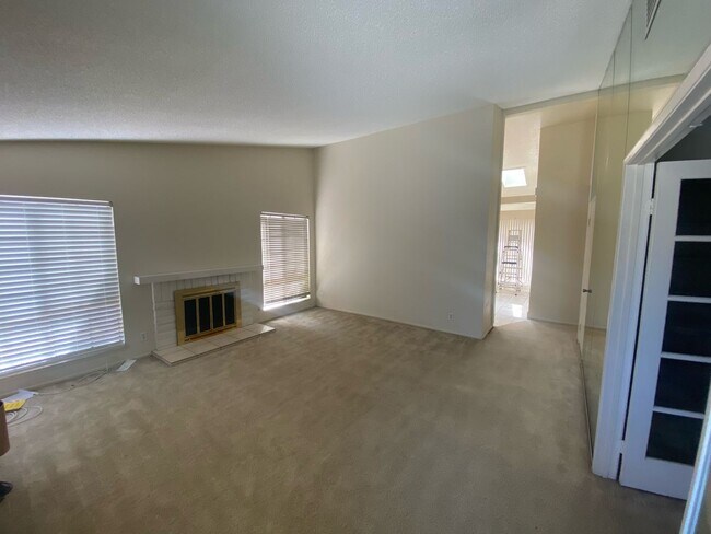 Building Photo - Great Phillips Ranch Home – 3+Office+2 - $...