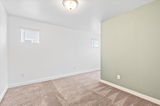 Building Photo - *$500 MOVE-IN SPECIAL* Charming 3-Bedroom ...