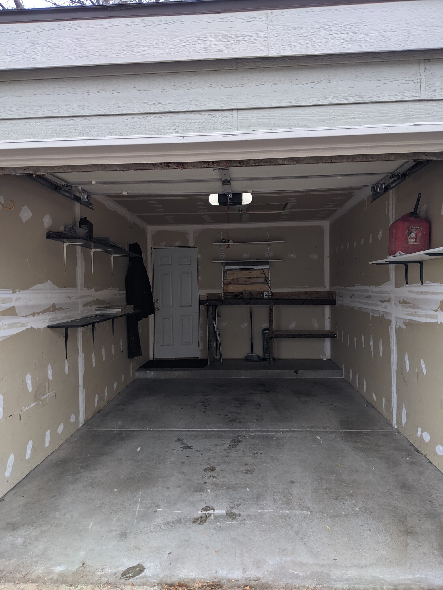 Garage with work area - 2929 Ross Dr