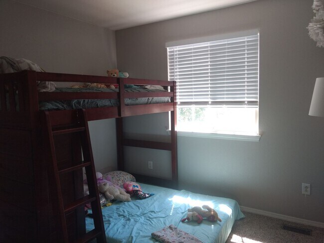 Building Photo - Beautiful 3B/2.5B Home in Ridge Crest Neighborhood - Ready for Move-in