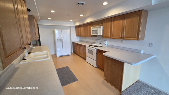 Building Photo - 3-Bedroom Upper-Level Condo in Historic Downtown Stillwater - VIDEO TOUR!