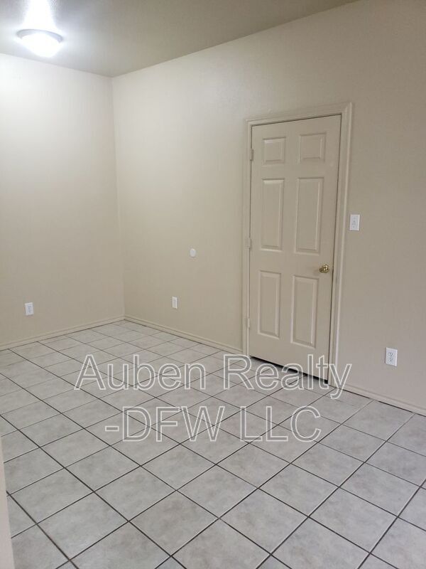 Building Photo - 114 Honey Bee Dr