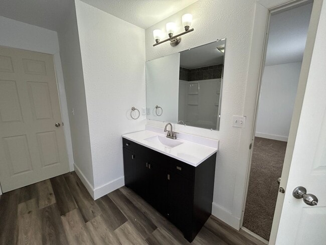 Building Photo - 3 Bedroom 1 Bath Beautiful House with Fenced Yard & Garage