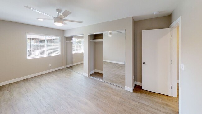 Building Photo - 5121-5123 E Falls View Dr