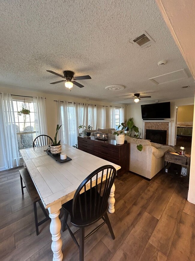 Building Photo - 4 bedroom 2 bathroom home in Hunters Chase...