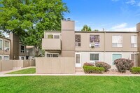 Building Photo - Cozy Garden-Level Condo with Park Views