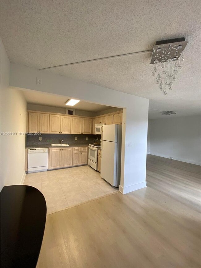 Building Photo - 1903 Bermuda Cir