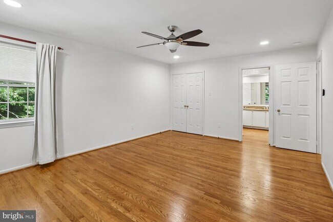 Building Photo - 903 Ridge Dr