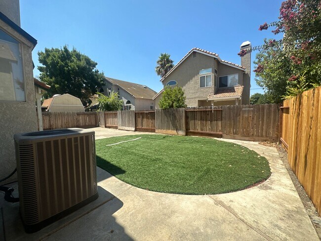 Building Photo - 325 Melbourne Dr