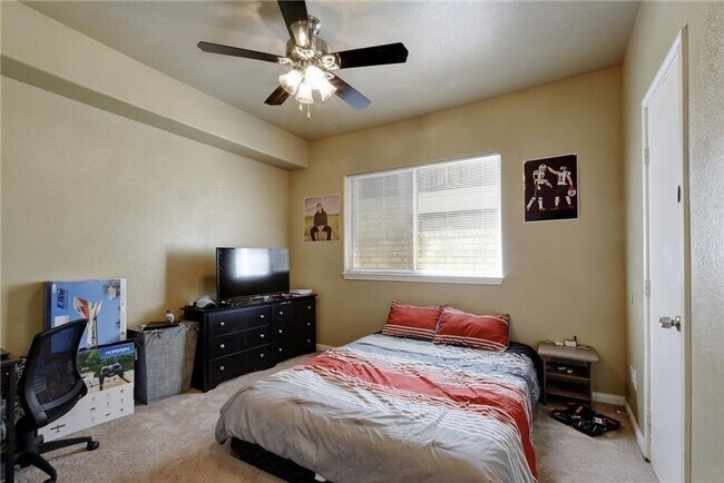 Building Photo - 4X2 Condo Less than $900/Bedroom for August