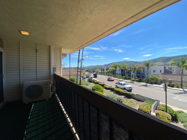 Building Photo - Beautiful corner condo in Lake San Marcos