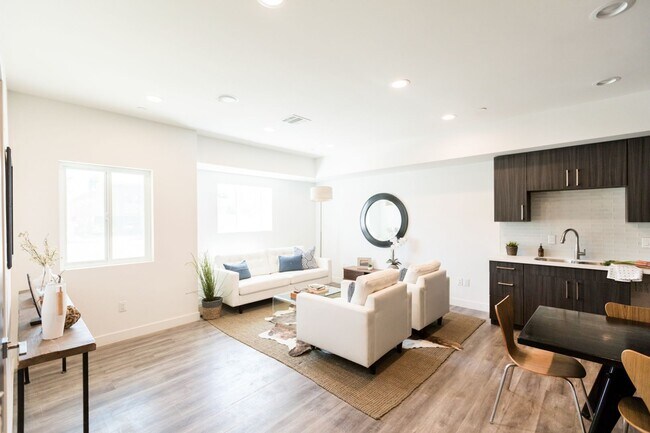 Interior Photo - 14827 W Victory Blvd