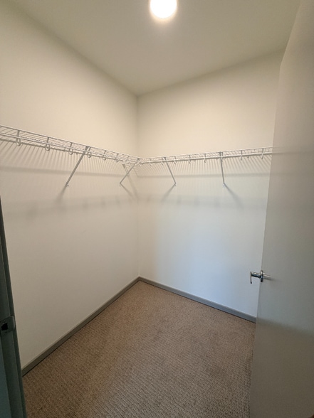 Building Photo - 2950 NE 11th St