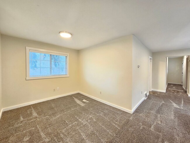 Building Photo - $1,600 - 2 Bed / 1 Bath Spacious House in Latah Valley Neighborhood