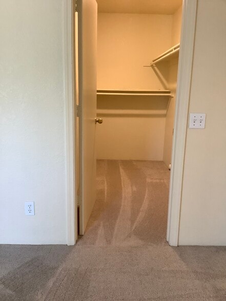 Building Photo - 604 N Bagby Dr