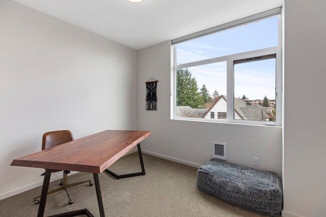 Building Photo - 4Bd/3Ba Seattle Townhome