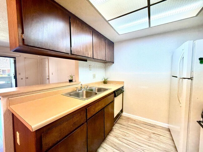 Building Photo - 1537 Pyrenees Ave