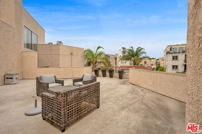 Building Photo - 1633 S Bentley Ave