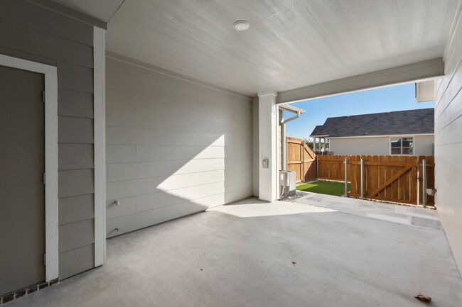 Building Photo - 7627 Stonehollow