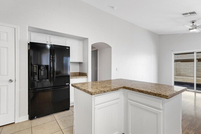 Building Photo - 11518 W Paradise Dr
