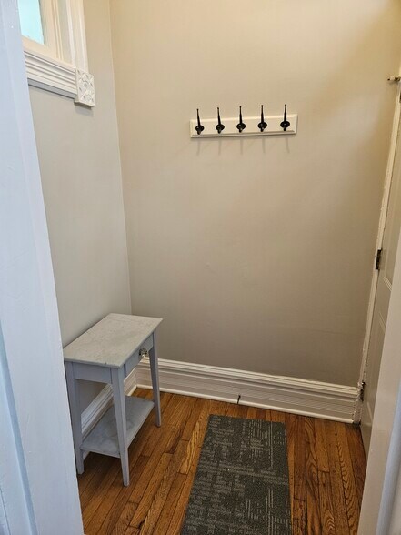 nice entrance this unit only - 3249 N Lakewood Ave