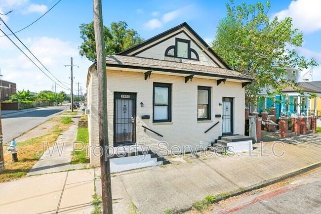 Building Photo - 2400 Dumaine St