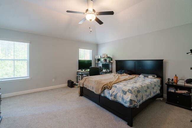 Building Photo - Spacious 4 Bed, 4 Bath Home in HOA Community
