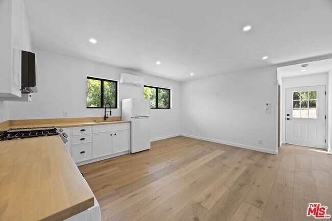 Building Photo - 1131 Rancho Dr