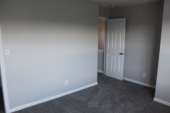 Building Photo - Now Available! Spacious 3 BR in Avon Schools