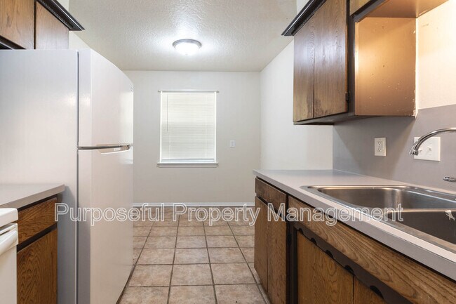 Building Photo - 518 N Ponca Ave