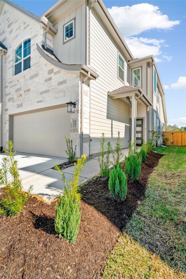 Building Photo - 607 Silver Pear Ct