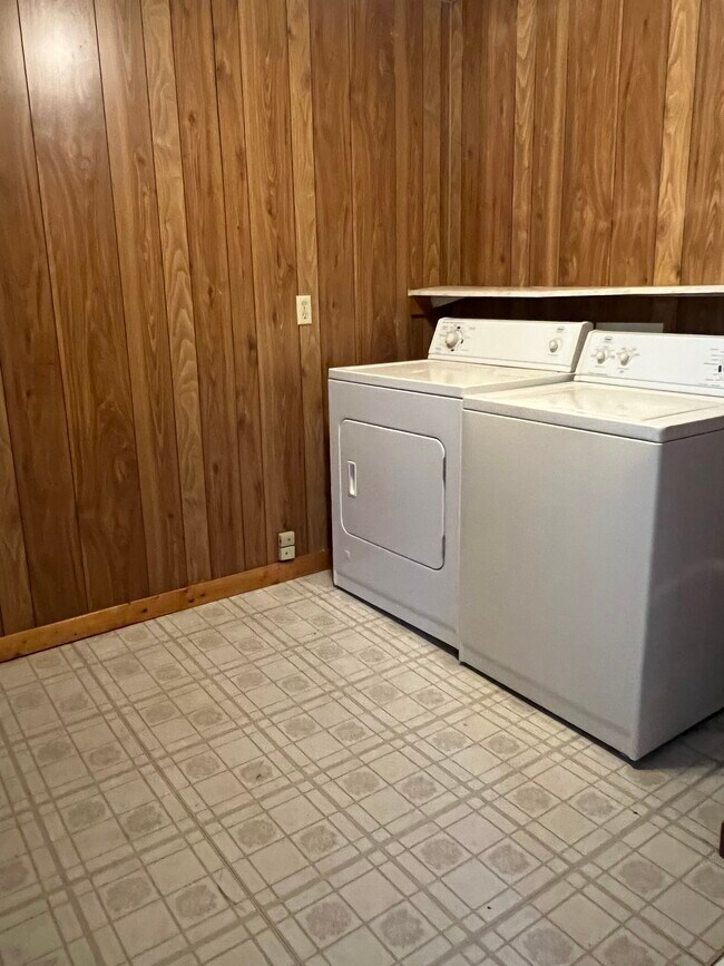 laundry room - 2948 S Keeley St