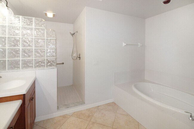 Building Photo - 1000 San Lino Cir