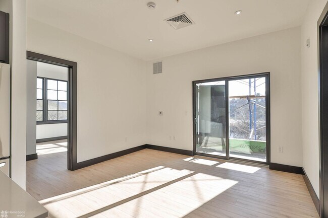 Building Photo - 2 bedroom / 2 bathroom apartment at Waterm...