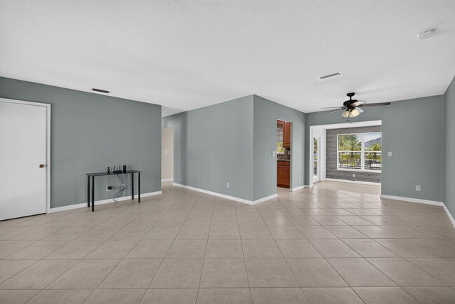 Building Photo - 416 SE Naranja Ave