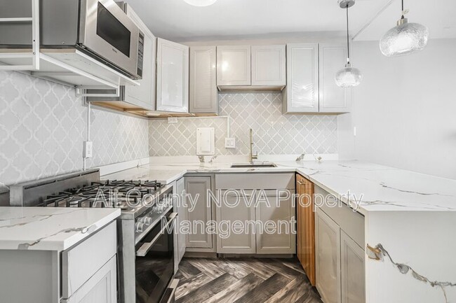 Building Photo - 922 24th St NW