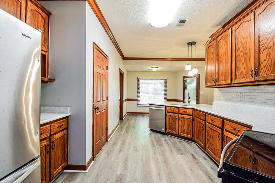 Building Photo - 7182 Golden Oaks Loop E